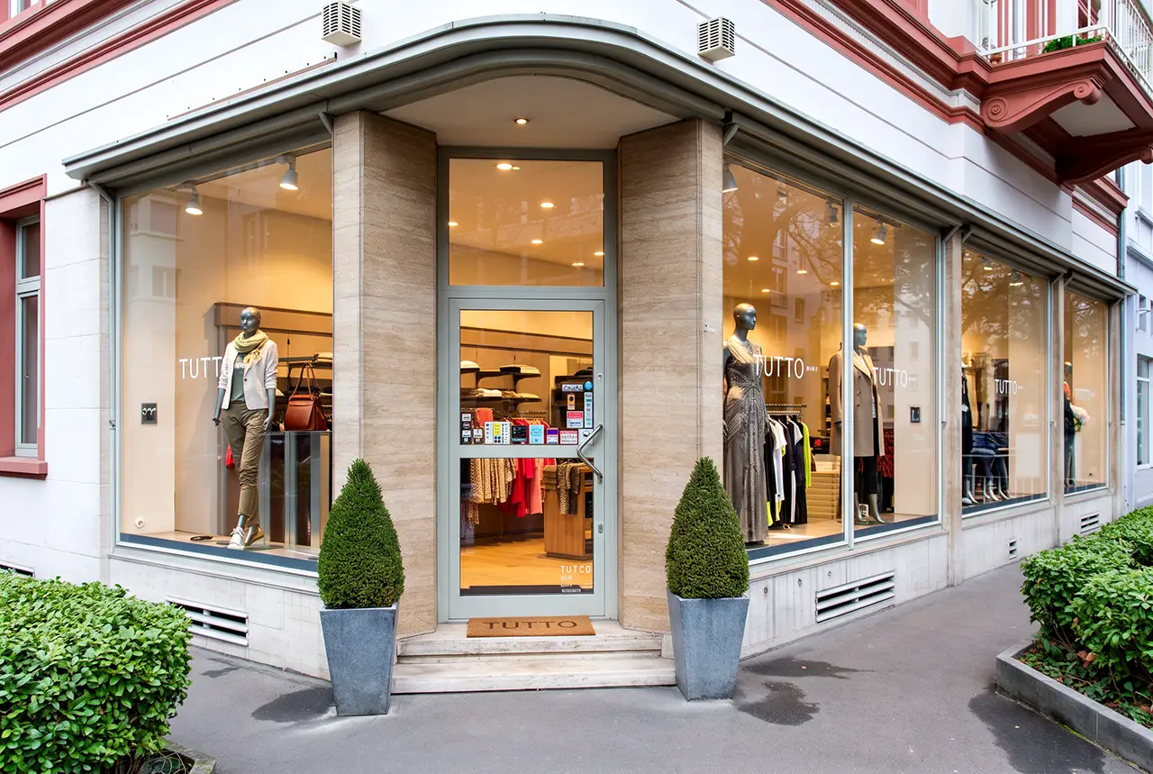 Schaufenster und Eingang von TUTTO Frankfurt in der Kronberger Stra&szlig;e